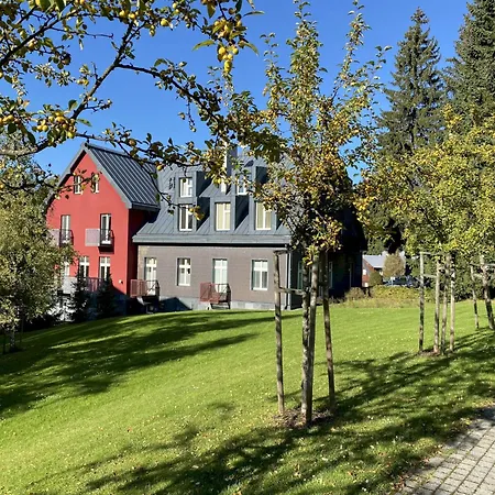 Resident A001 - Bezbarierovy Idealni Pro Rodiny S Detmi, V Tesne Blizkosti Anenskeho Udoli, Bobove Drahy, Arealu, Skoly, Free Parking, Free Wifi, Vyhled Do Zahrady S Posezenim Na Terase, Detske Hriste V Arealu * 哈拉霍夫