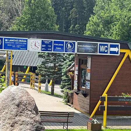 Resident A001 - Bezbarierovy Idealni Pro Rodiny S Detmi, V Tesne Blizkosti Anenskeho Udoli, Bobove Drahy, Arealu, Skoly, Free Parking, Free Wifi, Vyhled Do Zahrady S Posezenim Na Terase, Detske Hriste V Arealu Apartament *