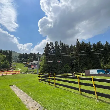 Resident A001 - Bezbarierovy Idealni Pro Rodiny S Detmi, V Tesne Blizkosti Anenskeho Udoli, Bobove Drahy, Arealu, Skoly, Free Parking, Free Wifi, Vyhled Do Zahrady S Posezenim Na Terase, Detske Hriste V Arealu Apartament *