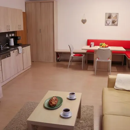 Apartmán Resident A001 - Bezbariérový Ideální Pro Rodiny S Dětmi, V Těsné Blízkosti Anenského údolí, Bobové Dráhy, Areálů, školy, Free Parking, Free Wifi, Výhled Do Zahrady S Posezením Na Terase, Dětské Hřiště V Areálu