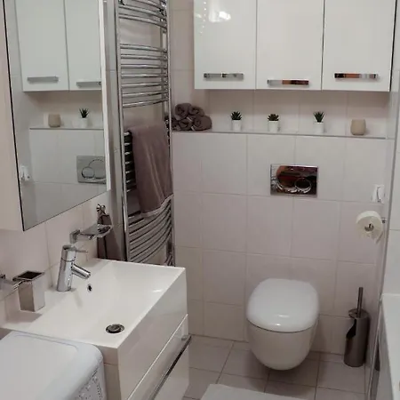 Apartament Resident A001 - Bezbarierovy Idealni Pro Rodiny S Detmi, V Tesne Blizkosti Anenskeho Udoli, Bobove Drahy, Arealu, Skoly, Free Parking, Free Wifi, Vyhled Do Zahrady S Posezenim Na Terase, Detske Hriste V Arealu *