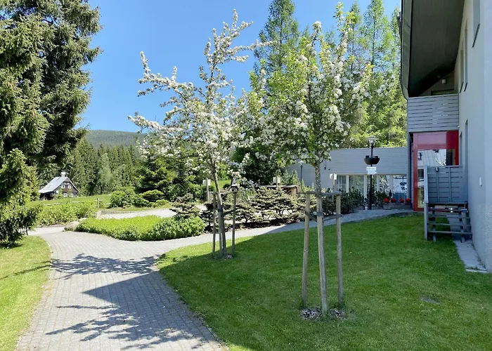Lägenhet Resident A001 - Bezbarierovy Idealni Pro Rodiny S Detmi, V Tesne Blizkosti Anenskeho Udoli, Bobove Drahy, Arealu, Skoly, Free Parking, Free Wifi, Vyhled Do Zahrady S Posezenim Na Terase, Detske Hriste V Arealu *