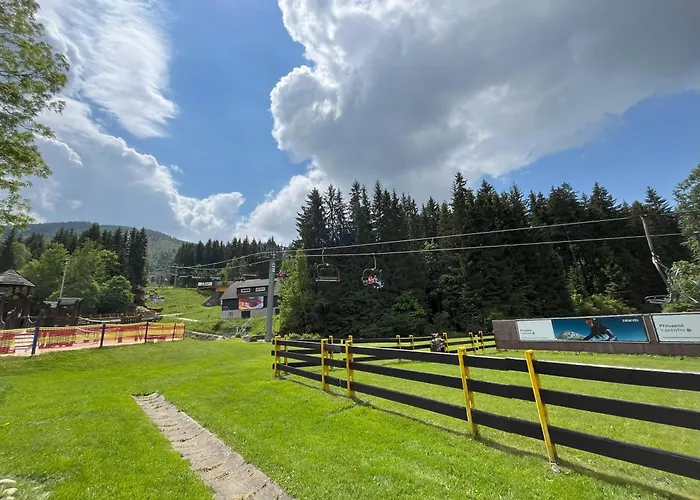 Resident A001 - Bezbarierovy Idealni Pro Rodiny S Detmi, V Tesne Blizkosti Anenskeho Udoli, Bobove Drahy, Arealu, Skoly, Free Parking, Free Wifi, Vyhled Do Zahrady S Posezenim Na Terase, Detske Hriste V Arealu Lägenhet *
