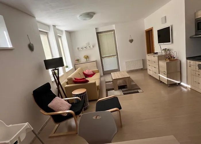 Resident A001 - Bezbarierovy Idealni Pro Rodiny S Detmi, V Tesne Blizkosti Anenskeho Udoli, Bobove Drahy, Arealu, Skoly, Free Parking, Free Wifi, Vyhled Do Zahrady S Posezenim Na Terase, Detske Hriste V Arealu Lägenhet