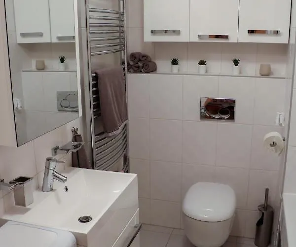 Lägenhet Resident A001 - Bezbarierovy Idealni Pro Rodiny S Detmi, V Tesne Blizkosti Anenskeho Udoli, Bobove Drahy, Arealu, Skoly, Free Parking, Free Wifi, Vyhled Do Zahrady S Posezenim Na Terase, Detske Hriste V Arealu *