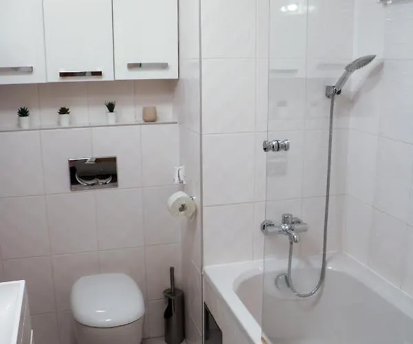 Lägenhet Resident A001 - Bezbarierovy Idealni Pro Rodiny S Detmi, V Tesne Blizkosti Anenskeho Udoli, Bobove Drahy, Arealu, Skoly, Free Parking, Free Wifi, Vyhled Do Zahrady S Posezenim Na Terase, Detske Hriste V Arealu Harrachov