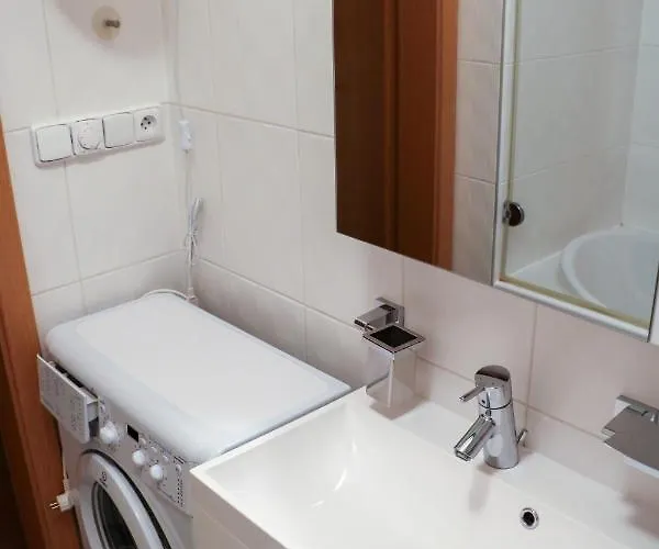 Resident A001 - Bezbarierovy Idealni Pro Rodiny S Detmi, V Tesne Blizkosti Anenskeho Udoli, Bobove Drahy, Arealu, Skoly, Free Parking, Free Wifi, Vyhled Do Zahrady S Posezenim Na Terase, Detske Hriste V Arealu Lägenhet